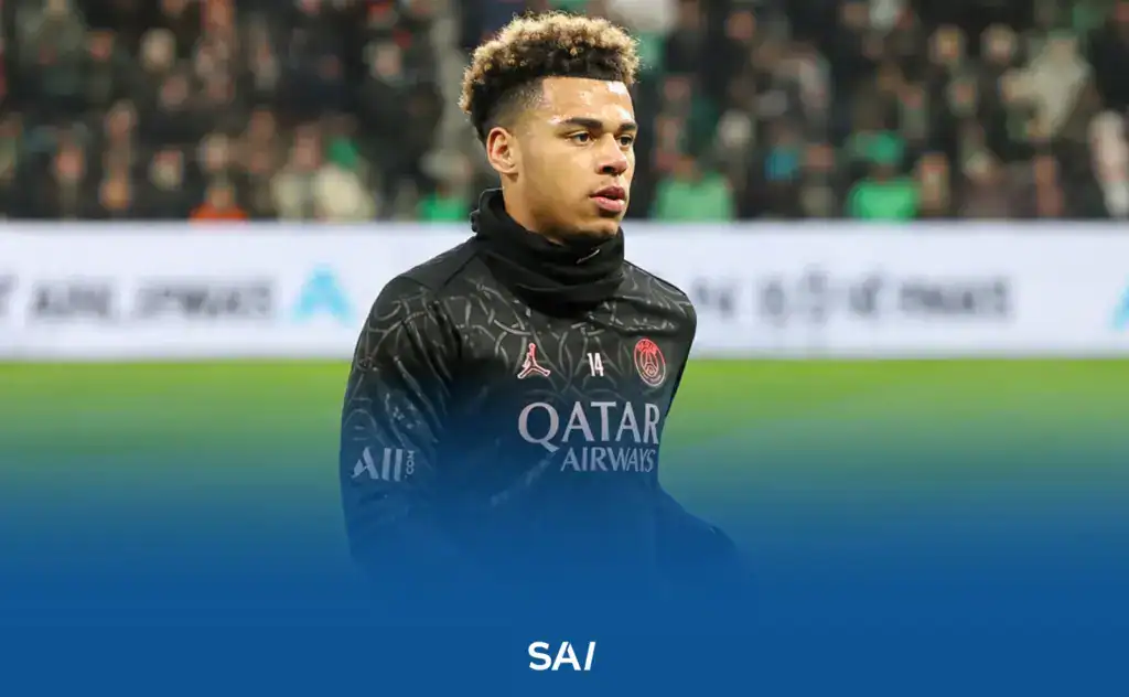 Désiré Doué warming up with Paris Saint-Germain, one of the young players advised by agent Moussa Sissoko.